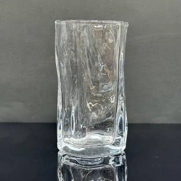 لیوان شیشه ای مدل دفرمه ساده