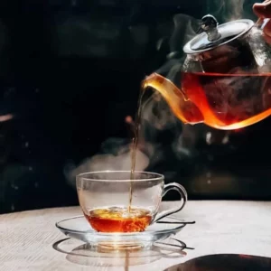 فنجان نعلبکی پاشاباغچه مدل بیسیک در کنار قوری