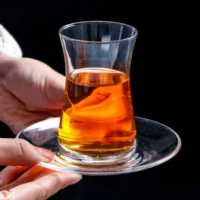 استکان نعلبکی پاشاباغچه مدل هیبلی در دست
