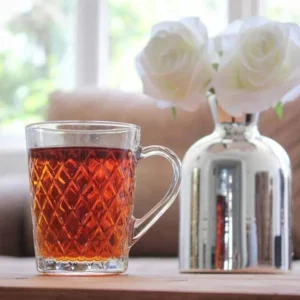 ماگ چایی خوری پاشاباغچه مدل روبی در کنار گلدان